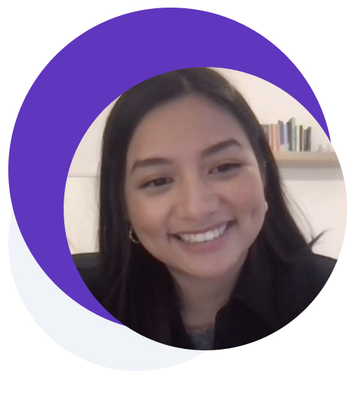 Picture of a smiling woman in front of a bookshelf